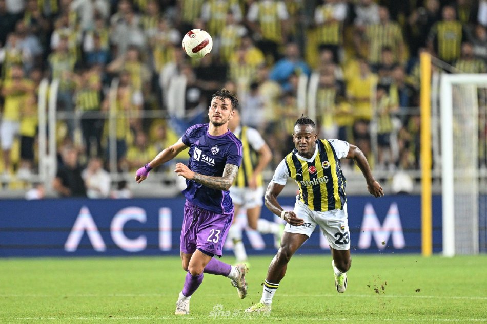 足球比赛中 足球比赛中